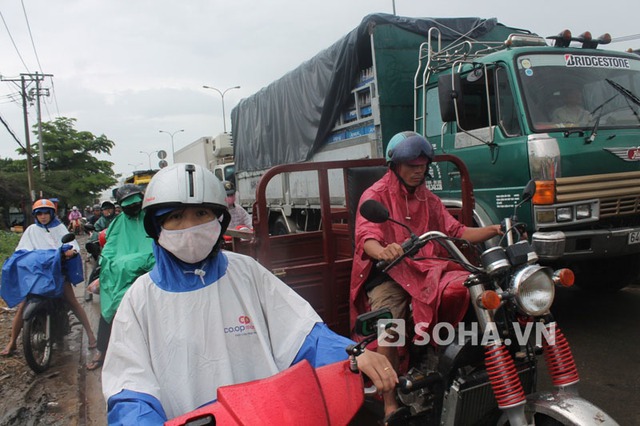 Người dân phải đội mưa trong tình trạng kẹt xe nghiêm trọng tại nút giao thông QL1 - Hương lộ 2 - đường Tây Lân