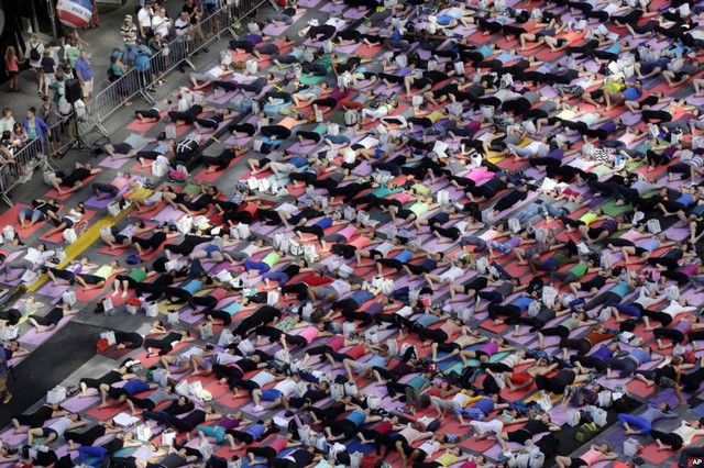 Hàng nghìn người tham gia tập yoga trên quảng trường Thời đại ở New York, Mỹ, để đánh dấu ngày đầu tiên của mùa hè.