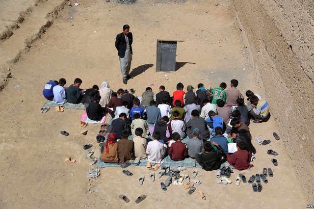 Trẻ em tham dự một lớp học ngoài trời ở Ghazni, Afghanistan.