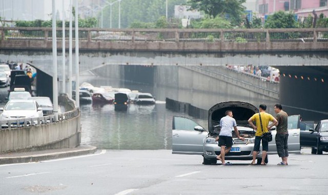 Đường phố Trung Quốc thành sông sau mưa lớn