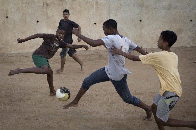 Các thanh thiếu niên chơi bóng đá tại khu ổ chuột Sao Carlos ở Rio de Janeiro, Brazil.