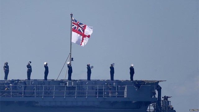 Thủy thủy đoàn của tàu ngầm HMS Bulwark vẫy tay chào những người tham dự buổi lễ ở Portsmouth. (Nguồn: Reuters)