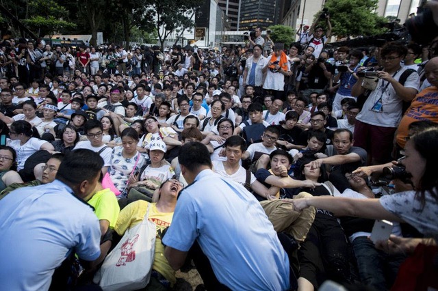 Cảnh sát bắt giữ những người biểu tình đòi dân chủ ở Hong Kong, Trung Quốc.