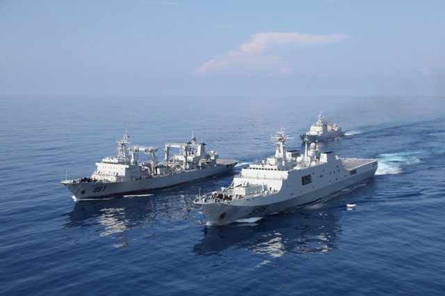 Type 071 có chiều dài: 210m, rộng: 28m, mớn nước 7m, lượng giãn nước 20.000 tấn. 