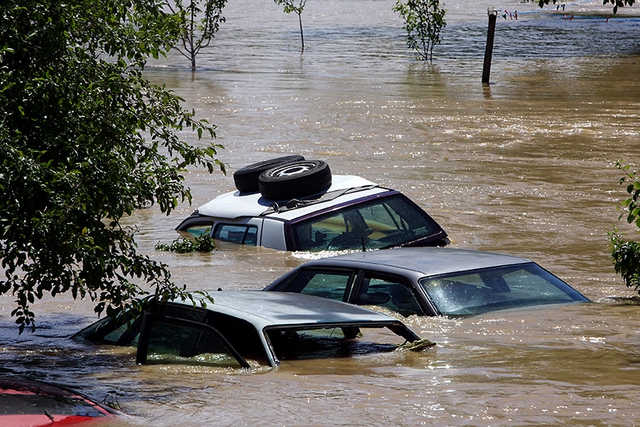 Nước lũ cuốn trôi ô tô xuống sông Sava ở Serbia.
