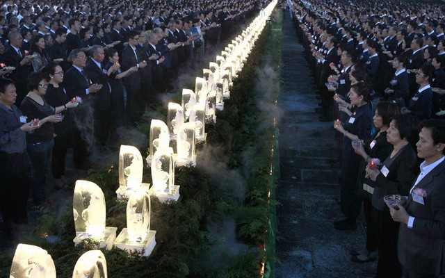 Mọi người cầu nguyện vào dịp Đại lễ Phật đản tại khu tưởng niệm Chiang Kai-shek ở Đài Bắc, Đài Loan.