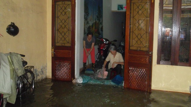 Người dân đắp đê ngăn nước ngay trên phố Hà Giang - Ảnh: Huy Toán