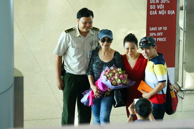 Vợ chồng Khánh Ly gây chú ý ở sân bay Tân Sơn Nhất