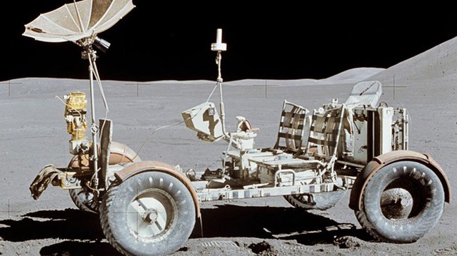 5. Hiện nay đang có 3 chiếc ôtô điện “đậu” trên mặt trăng. Những chiếc xe có tên là Lunar Roving Vehicle được vận chuyển tới mặt trăng trong Chương trình Apollo năm 1971-1972 để giúp các phi hành gia chuyển động và bị bỏ lại sau khi sử dụng. Tổng chi phí sản xuất những chiếc xe này khoảng 37 triệu USD khiến chúng trở thành một trong những chiếc ô tô điện đắt nhất mọi thời đại.