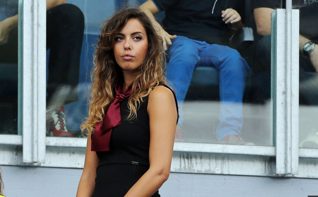 Screen Shot 2014 09 22 at 11.48.01 AM Roma sử dụng người quản lý nữ hấp dẫn tại Stadio Olimpico v Cagliari [Hình ảnh]