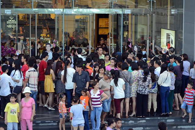 Cảnh chen lấn, hỗn loạn trong ngày mở cửa Lotte ở Hà Nội
