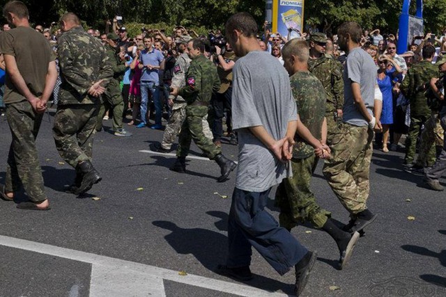 Một hình ảnh đáng chú ý là quân ly khai không hề trói buộc tay của các tù binh này. Việc đưa tay ra sau mà không bị trói có nhiều ý nghĩa mà mỗi bên trong cuộc khủng hoảng ở Ukraine có cái nhìn khác nhau.