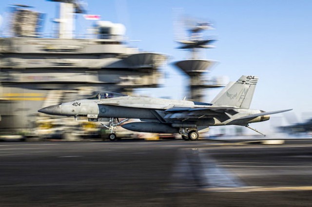 Một chiếc máy bay chiến đấu F/A-18E Super Hornet hạ cánh xuống tàu sân bay USS George Washington Ảnh: Navy.mil