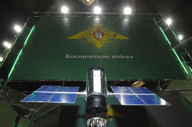 Một mẫu vệ tinh quân sự trưng bày trong một triển lãm tổ chức ở Moscow. Ảnh: S. Porter / Vedomosti