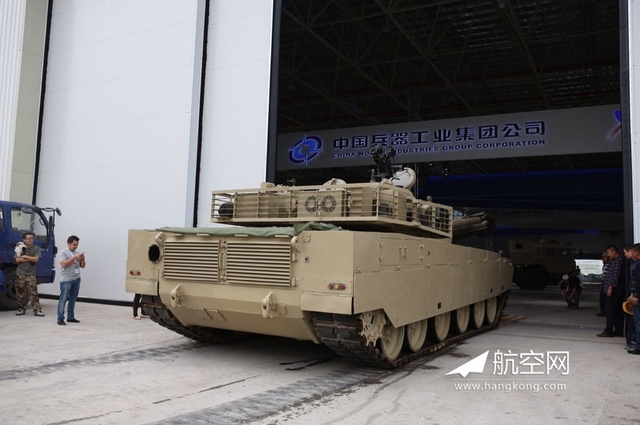 Đây là lần đầu tiên Trung Quốc chính thức trưng bày mẫu xe tăng này tại một triển lãm.