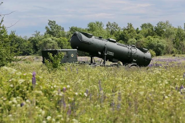 Xe phóng tên lửa của hệ thống Redut sử dụng ống phóng Zil-135K đặt trên khung gầm xe BAZ-135MB. 