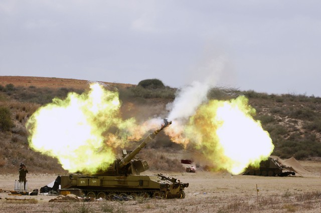 Quân đội Israel nã pháo tự hành 155mm từ biên giới Israel-Gaza vào thành phố Gaza.