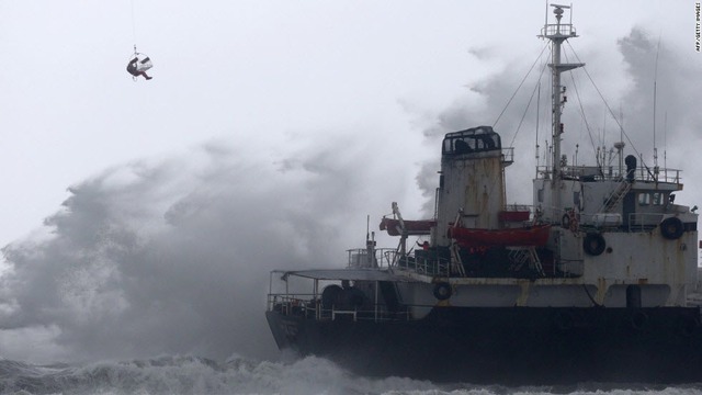 Một thủy thủ được trực thăng giải cứu sau khi tàu chở dầu Sheng Chang gặp nguy hiểm do gió bão Matmo ở ngoài khơi cảng Kaohsiung, Đài Loan.