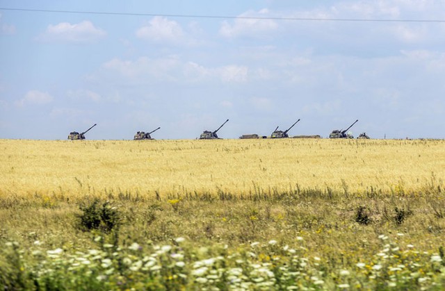 Các xe tăng của quân đội Ukraine bảo vệ gần cánh đồng tại ngôi làng Debaltseve, vùng Donetsk.