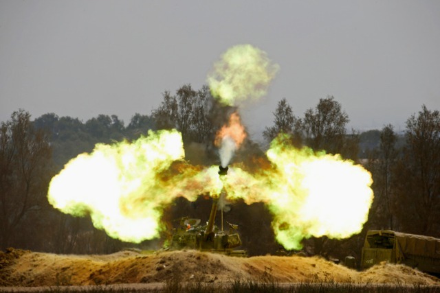 Một đơn vị pháo di động của Israel nã đạn nhằm vào thành phố Gaza.