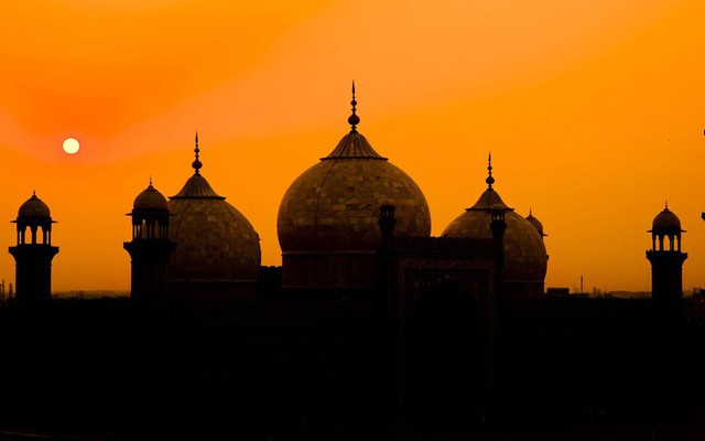 Mặt trời lặn sau nhà thờ Hồi giáo Badshahi ở Lahore, Pakistan.