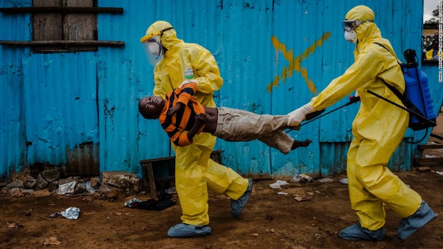 Các nhân viên y tế đưa cậu bé 8 tuổi bị nghi nhiễm virus Ebola tới một trung tâm điều trị ở Monrovia, Liberia.