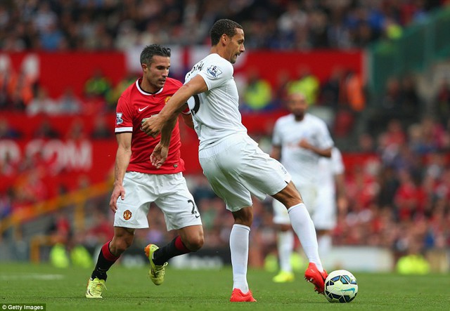 Rio Ferdinand ra sân nhưng trong màu áo QPR