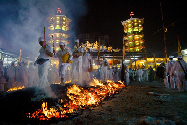 Những người đàn ông gốc Hoa biểu diễn đi chân trần qua than hồng ở Ampang, Malaysia.