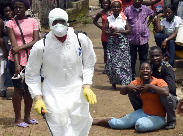 Phản ứng của một phụ nữ sau khi chồng của cô bị nghi tử vong do nhiễm virus Ebola ở Monrovia, Liberia.