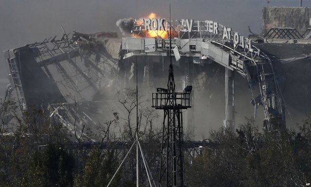 Nhà ga chính của sân bay quốc tế Sergey Prokofiev bị trúng đạn pháo trong cuộc giao tranh giữa quân đội chính phủ và phe ly khai ở Donetsk, miền đông Ukraine.