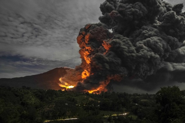 Cảnh tượng núi lửa Sinabung phu trào nham thạnh, nhìn từ ngôi làng Tiga Pancur, tỉnh North Sumatra, Indonesia.