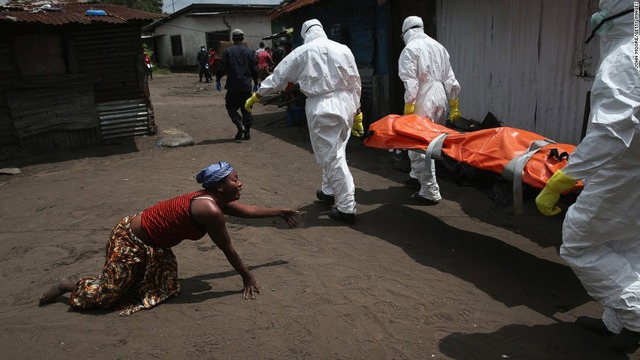 Người phụ nữ than khóc khi các nhân viên y tế đưa thi thể chị của bà tử vong do nhiễm virus Ebola, đi chôn cất ở Monrovia, Liberia.