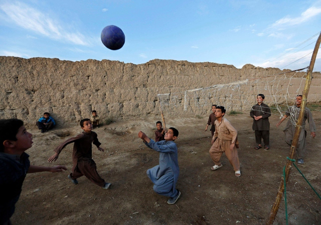 Trẻ em chơi bóng chuyền ở ngoại ô Kabul, Afghanistan.