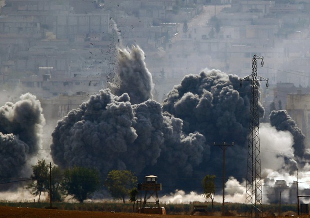 Một vụ nổ xảy ra sau cuộc không kích nhằm vào thị trấn Kobane, Syria.