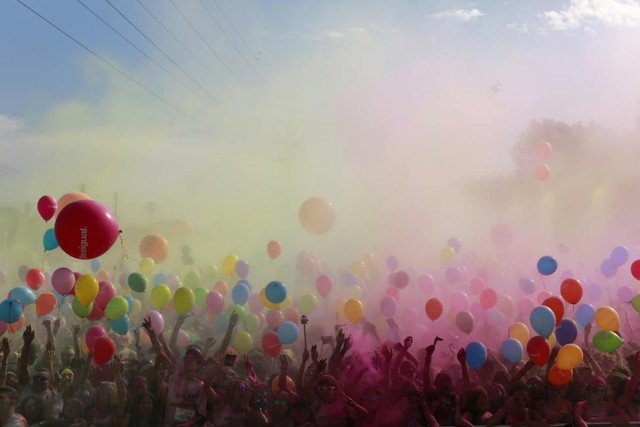 Mọi người tham gia lễ hội sắc màu tại thành phố Seville, Tây Ban Nha.