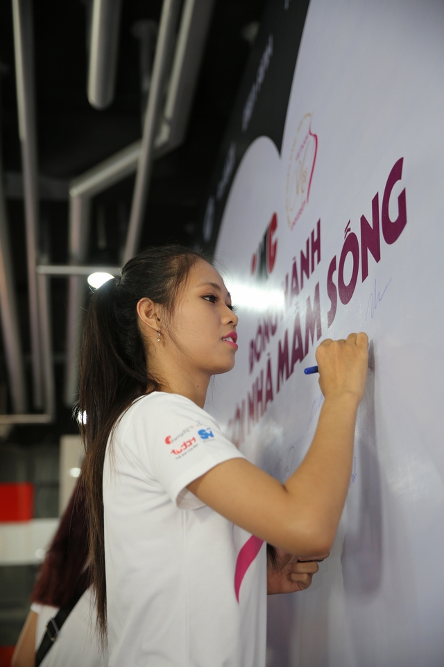 Phương Thảo với nụ cười đặc trưng khi tham gia ký tặng dự án “Ngôi nhà mầm sống” trong chuyến thăm quan tập đoàn IMC cùng các thí sinh vòng chung kết “Nữ sinh viên Việt Nam duyên dáng 2014”