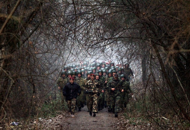 Quân đội của Bộ Nội vụ Belarus tham gia tập trận ở ngoại ô thành phố Minsk.