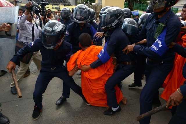 Cảnh sát bắt giữ một nhà sư tham gia biểu tình trước tòa án ở Phnom Penh, Campuchia.