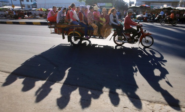 Công dân dệt may trở về nhà sau giờ làm việc tại thủ đô Phnom Penh, Campuchia.