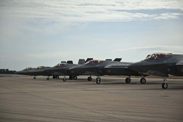 Các tiêm kích F-22 và F-35A....