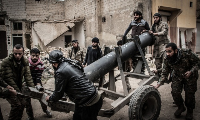 Các chiến binh phiến quân Syria di chuyển một vũ khí tự chế tại thành phố Aleppo.