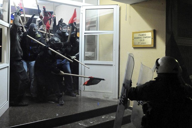 Cảnh sát chống bạo động xô xát với những thanh niên biểu tình chiếm trung tâm lao động Thessaloniki, Hi Lạp.