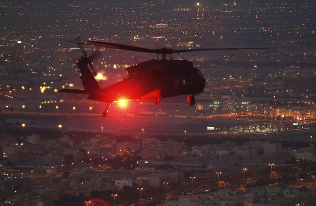 Một chiếc trực thăng UH-60 Blackhawk bay hộ tống Bộ trưởng Quốc phòng Mỹ Chuck Hagel, khi ông tới thăm các quân nhân Mỹ tại một căn cứ quân sự ở thành phố Kuwait City, Kuwait.