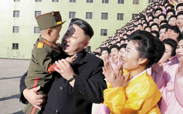 Nhà lãnh đạo Triều Tiên Kim Jong-un bế một cậu bé sau khi chụp ảnh với các thành viên của gia đình quân nhân tiêu biểu tại thủ đô Bình Nhưỡng.