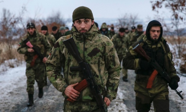 Các tay súng ly khai thân Nga tham gia một buổi huấn luyện tại Donetsk, miền đông Ukraine.