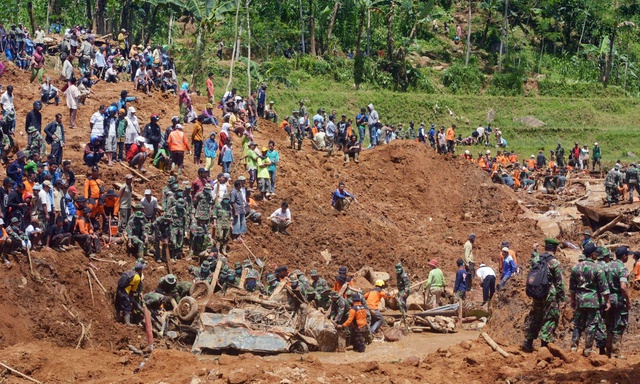 Đội tìm kiếm và cứu hộ vẫn tiếp tục làm việc tại hiện trường vụ lở đất tại ngôi làng Jemblung ở Banjarnegara, Indonesia.