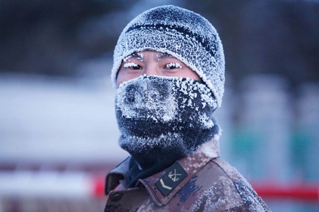 Một binh sĩ chụp ảnh trong khi tham gia cuộc diễn tập dưới trời lạnh -30 độ C tại Hắc Hà, tỉnh Hắc Long Giang, Trung Quốc.