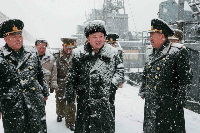 Nhà lãnh đạo Triều Tiên Kim Jong Un  kiểm tra đơn vị quân đội số 189 dưới trời mua tuyết ở thủ đô Bình Nhưỡng.