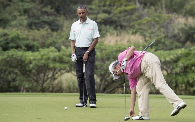 Tổng thống Mỹ Barack Obama chơi golf cùng với Thủ tướng Malaysia Najib Razzak tại căn cứ lục quân của Mỹ trên quần đảo Hawaii.