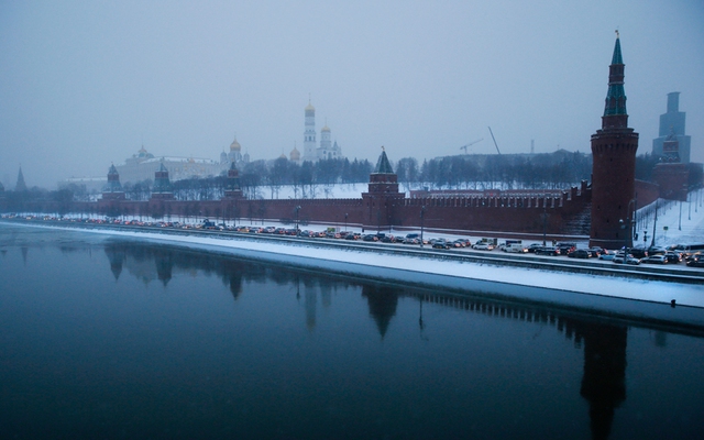 Ô tô tắc thành hàng dài trên bờ sông Moskva bên ngoài Điện Kremlin, sau khi tuyết rơi dày ở thủ đô Moscow, Nga.
